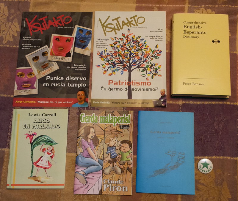 Esperanto books, magazines, and pin